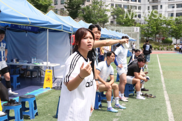 ▲ The student coach of Team Lion A gives instructions to players on the sideline.