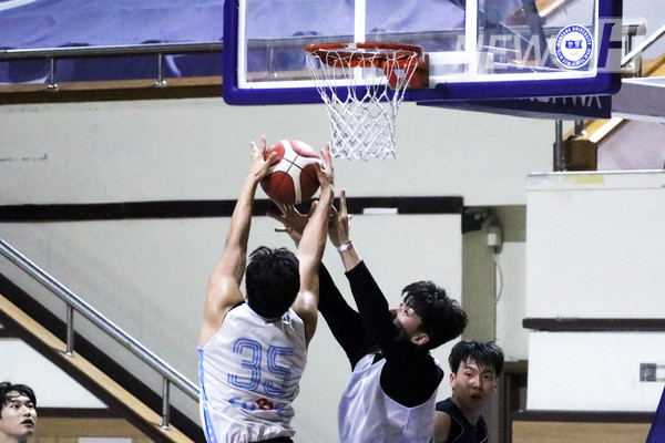 ▲ Teams “00z Last Dance With Herbs” and “Engineeringtinus” compete for a rebound.