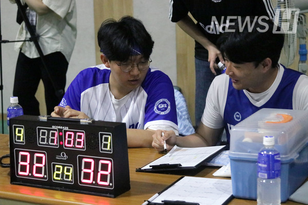 ▲ Student staff manage the scoreboard and keep official time.