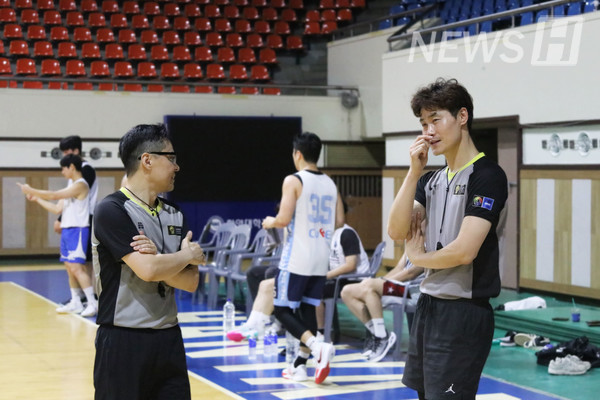 ▲ Referees in discussion to ensure accuracy during the basketball finals. All final matches were officiated by professional referees for added fairness.