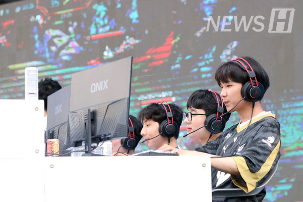 ▲ Team Return Victory faces off against Team Wanna Be Young in a heated match.
