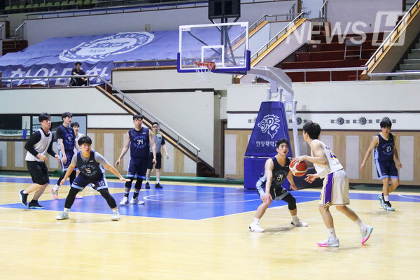 ▲ Back-and-forth offense and defense keep the basketball match intense.