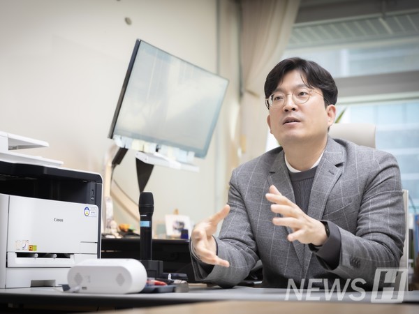 ▲ 토토사이트추천실 내 김 교수의 모습. 그는 "수처리 및 자원화 기술은 기후위기에 대응하는 '기후테크'로서 국민건강과 환경 보호에 기여하는 방향으로 발전해야 한다"고 말했다. ⓒ 김영모 교수