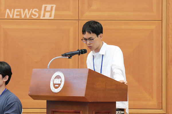 ▲ 정진규(사회학과 3) 씨가 지정 도서 '도둑맞은 집중력'에 대해 발표하고 있다.