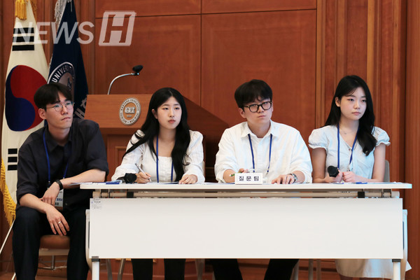 ▲ 질문팀이 발표팀의 답변을 들으며 다음 논의를 준비하고 있다.