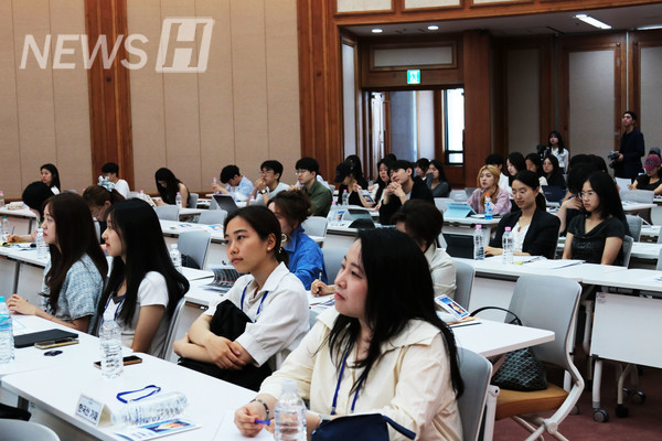 ▲ 대회 참가자들과 청중 패널이 발표를 경청하고 있다.