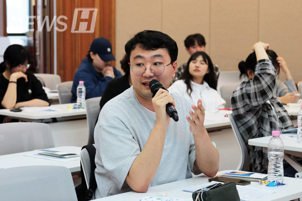 ▲ 한 청중이 자유 하브루타를 통해 토론에 참여하고 있다.
