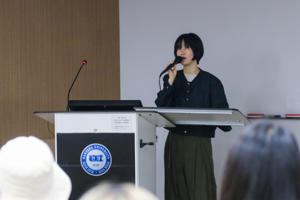 ▲ 김애란 작가는 이 날 강연에서 인간이란 얼마나 뻔하며, 동시에 얼마나 다채롭고 아름다운지 이야기했다. ⓒ 신문정 기자