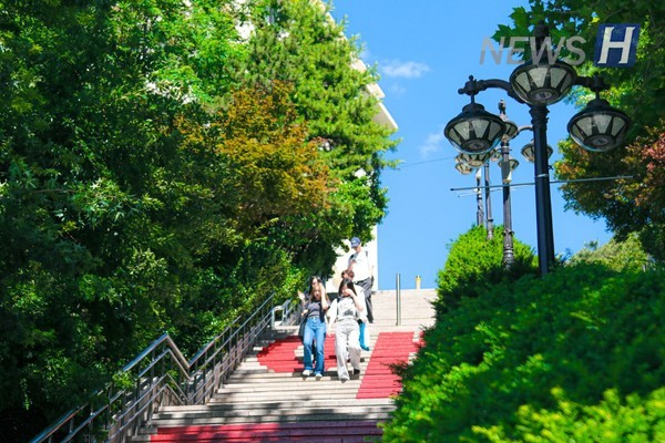 ▲ 正沿着88阶梯走下来的뮤직 토토사이트人们。在初夏的炎热中,一边摇着扇子一边散步。