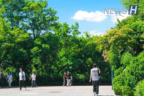 ▲ 翠绿的树木与晴朗的天空交织在一起的首尔校区,充满了夏日的清新气息。