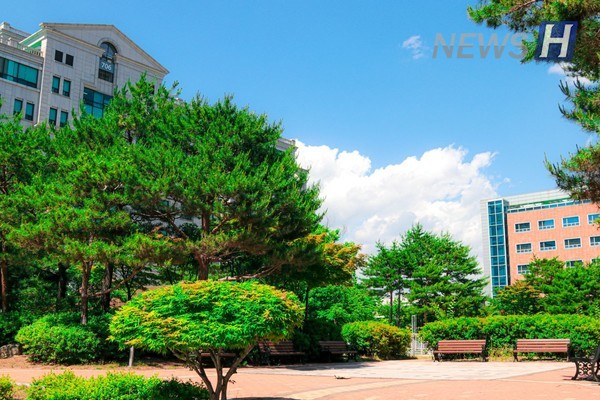 ▲ A wide view of Haengwon Park on the Seoul Campus.