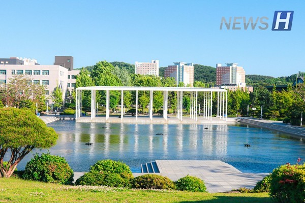 ▲ A scenic shot of the ERICA Campus lake park, where green reflections shimmer beneath the clear sky.