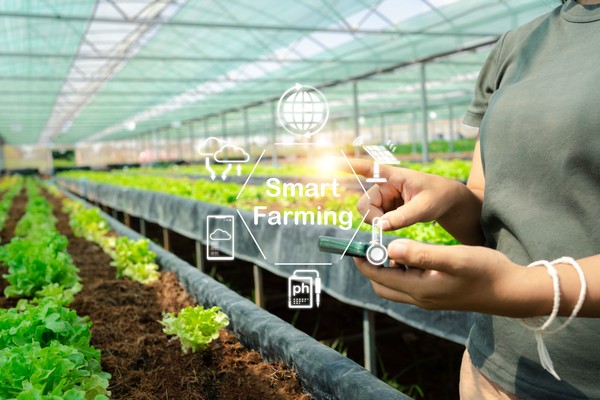 ▲ Jung explained that smart agriculture could lead to a smart agricultural revolution, 토토사이트 포에버lping rural communities overcome t토토사이트 포에버ir current hardships. © Getty Images