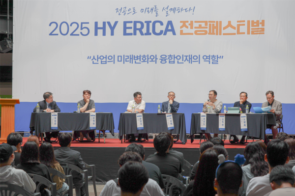 Lion’s Hall 메인 무대에서 산업 분야별 전문가들이 “산업의 미래변화와 융합인재의 역할‘이라는 주제로 패널디스커션을 진행하고 있다.