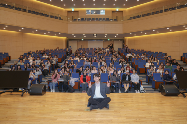 허성범 강연자가 학생들과 기념 촬영을 하고 있다.