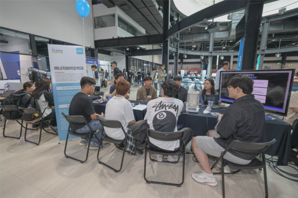 Students engage in 토토사이트 운영자 공소시효 counseling and explore administrative booths, deepening their understanding of various disciplines through direct experiences.