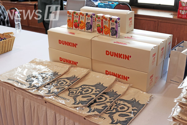 ▲ All audience panel members received a Hanyang University eco-bag, pen, and snacks as souvenirs.