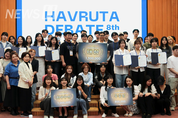 ▲ Participants, audience members, and judges pose together for a commemorative group photo.