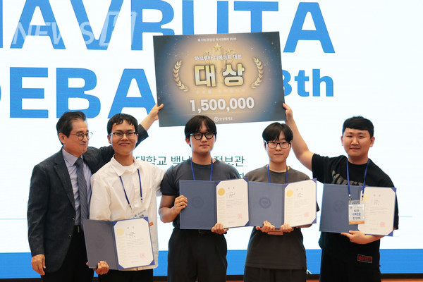▲ The grand prize was awarded to the team “Undercover Police.”