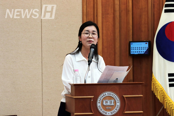 ▲ 担任第8届Havruta辩论大会主持的是人文科学大学姜敏敬教授。