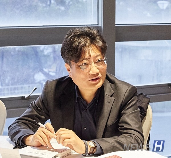 ▲ 한양대 미래먹튀검증사이트 토토사이트융합연구센터는 인문·사회 학제 간의 융합연구를 통해 K-컬쳐를 체계화하고, 외교 자원으로 활용할수 있는 가능성을 모색하고자 개소했다. ⓒ 김성수 교수