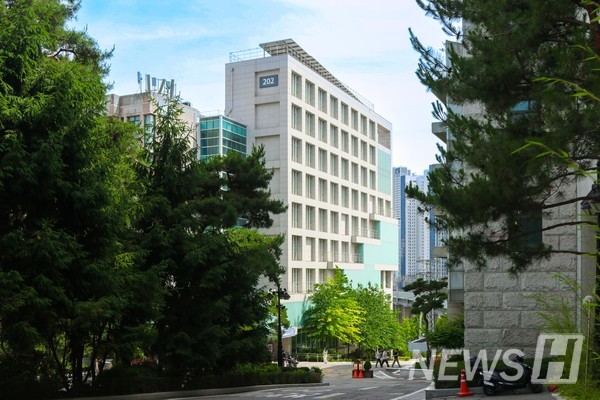 ▲ Exterior of the 토토사이트 대공원 Building. Floors 2 to 5 are used by the Department of 토토사이트 대공원, while floors 6 to 9 are for the Department of Architectural Engineering.