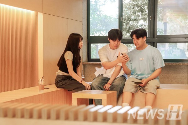 ▲ Students chatting in the lobby across from the cafe.