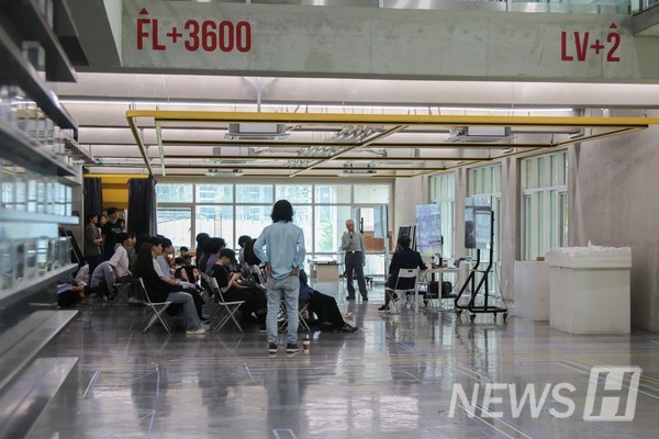 ▲ A lecture taking place in the multipurpose hall on the first floor of the 토토사이트 대공원 Building.