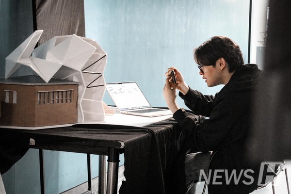 ▲ An 토토사이트 대공원 student preparing their model in the hallway outside the design studio.