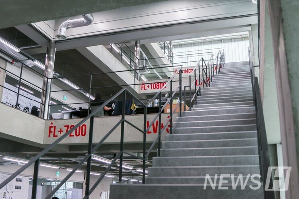 ▲ The staircase running from the first to the fifth floor adds dimensionality to the building. It connects different floors into a continuous space, encouraging natural interaction among students across year levels.