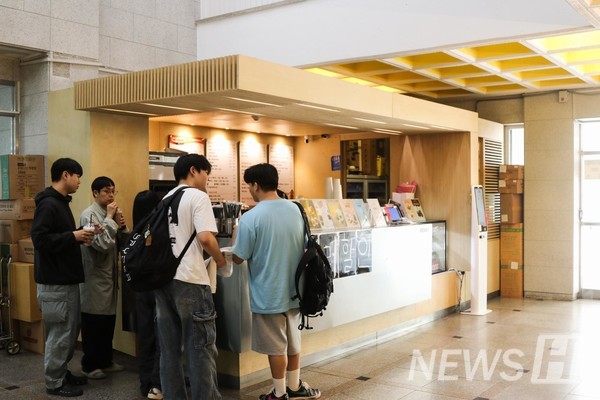 ▲ 进入建筑馆1层就能看到的咖啡店。提供各种便宜的饮料,学生们络绎不绝。