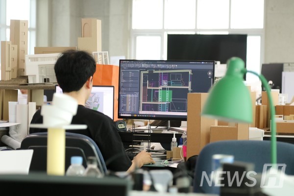 ▲ 专注于设计画面的建筑专业学生。在静谧中继续创作。
