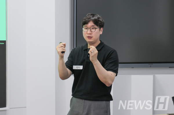 ▲ 십시일밥의 공동 창업자인 이호영 대표는 각자의 위치에서 기여가 연결되는 모델에 대해 설명하며, 지속가능한 봉사 모델에 대한 생각을 전했다. ⓒ 신문정 기자