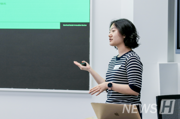▲ 포스코 사회공헌그룹의 김미래 대리는 ‘나눔버스’ 프로그램에 대해 설명하며, 조직 문화 속 자발적인 봉사 참여의 고민을 나눴다. ⓒ 신문정 기자