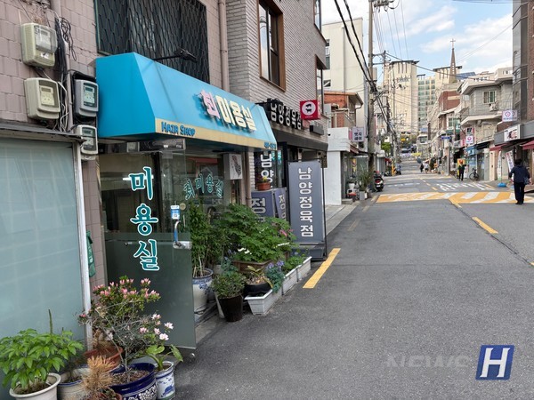 ▲ 작품의 배경이 된 송정동의 실제 골목 미용실. 동네 어르신들과 공간의 분위기가 극의 주요 모티프가 됐다. ⓒ 박연주 학생