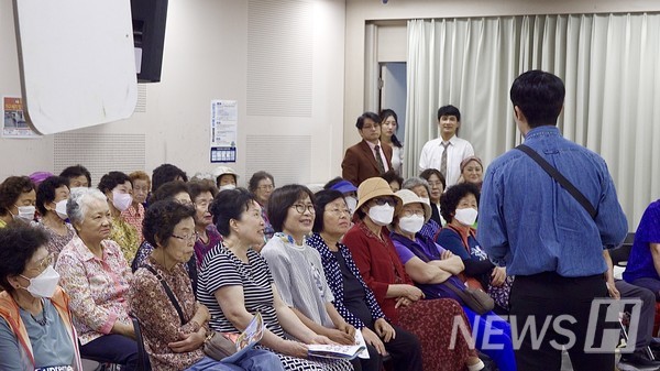 ▲ 포럼연극의 핵심은 관객과의 상호작용에 있었다. 관객들은 자유롭게 손을 들어 의견을 제시하고, 극의 방향을 함께 결정했다. ⓒ 박연주 학생