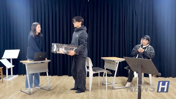 ▲ 본 공연을 앞두고 장면을 함께 구상 중인 학생들의 모습. 관객 참여를 전제로 한 포럼연극은 연습 단계에서도 다양한 흐름과 반응을 대비해야 했다. ⓒ 박연주 학생