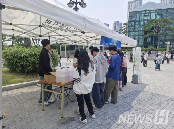 ▲ 한양대 희망한대의 리더그룹 ‘키다리은행’의 캠페인 부스에서 참여자들은 리필스테이션의 환경적 효과를 배우고 세제와 섬유유연제를 직접 리필하는 경험을 했다. ⓒ 글로벌사회혁신팀