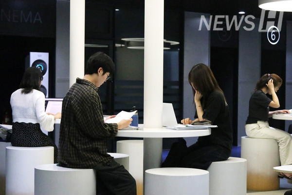 ▲ Putting aside the excitement of the approaching break, 토르가즘 토토사이트 stay focused on preparing for finals.