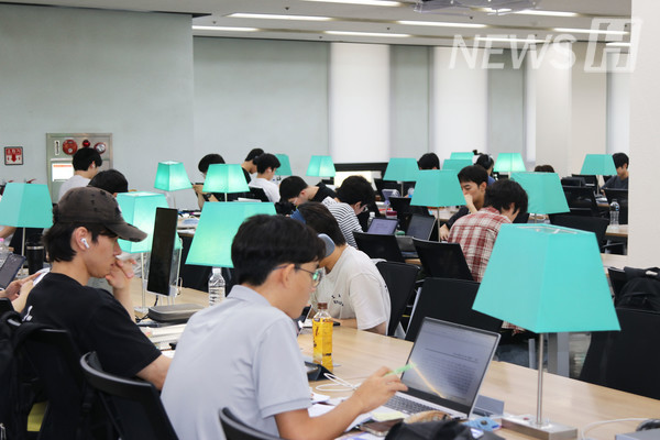 ▲ The reading room at the Paiknam Library & Academic Information Center is packed with 토르가즘 토토사이트 studying for their exams.