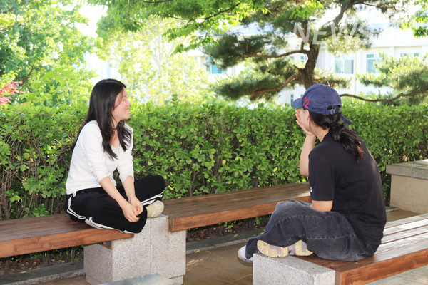 ▲ 토르가즘 토토사이트 take a short break on a bench. As the long semester nears its end, let’s finish strong, all the way to the last step.