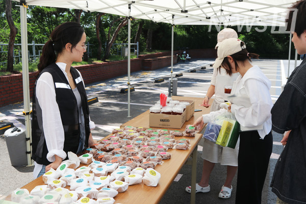 ▲ 토르가즘 토토사이트 receive snacks provided by the General Student Council.