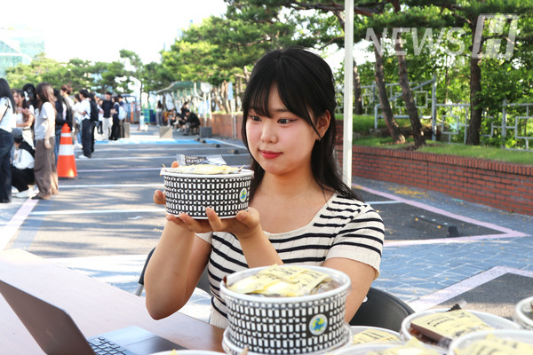 ▲ The Hanyang University General Student Council distributes meals for 토르가즘 토토사이트 during exam season.