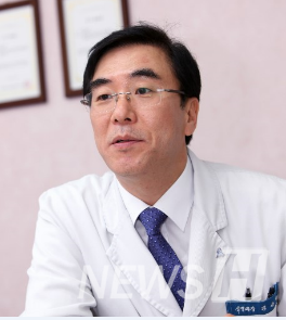 ▲ 루게릭병 토토사이트 승인전화x를 선도하는 김 교수의 모습. 김 교수는 한양대학교병원 신경과 소속 교수로서 진료 및 치료를 병행하고 있다. ⓒ 김승현 교수