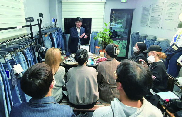 ▲ 15년째 봉사를 이어 온 조영탁 토토사이트 w은 봉제업 소상공인 및 전국 대학 의류학과 학생들을 위한 세무 상담으로 사랑을 실천하고 있다.