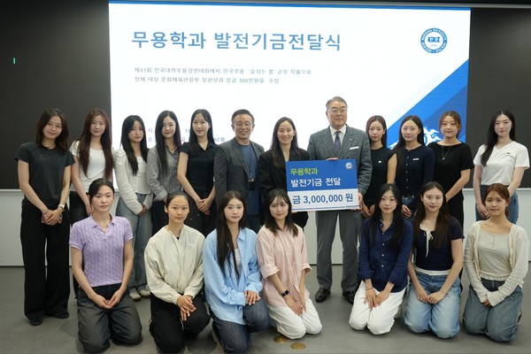 ▲ Attendees pose for a group photo following the donation ceremony.