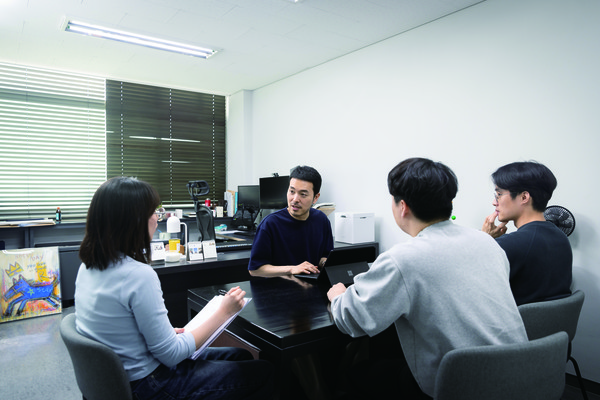 우리 몸 안의 세포, 박테리아, 바이러스, 탄수화물 같은 영양소는 모두 나노 스케일 범주에 속한다. 이준석 교수 그랜드토토실은 헬스케어 분야에 응용할 수 있는 나노 소재를 그랜드토토한다.