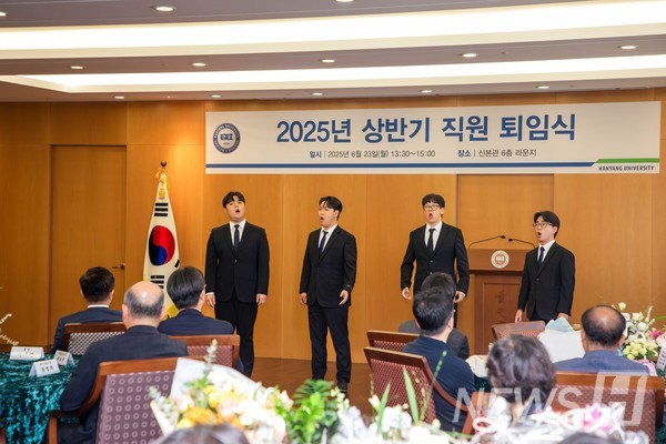 ▲ 투게더토토 음악대학 남성중창단이 축하 공연을 하고 있다. ⓒ 미디어전략실