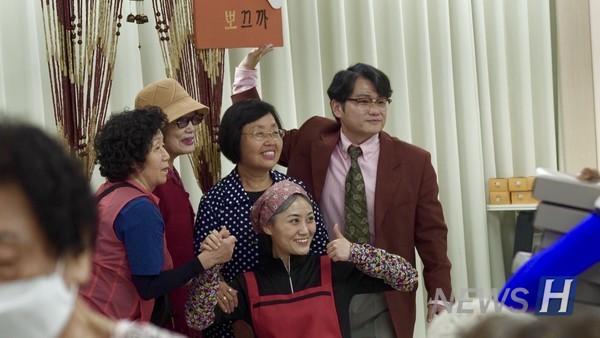 ▲ Seniors and actors sharing the stage after the performance. ⓒ forever 토토사이트 Park Yeon-ju