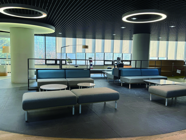 The first-floor book café offers an even more pleasant environment after remodeling.